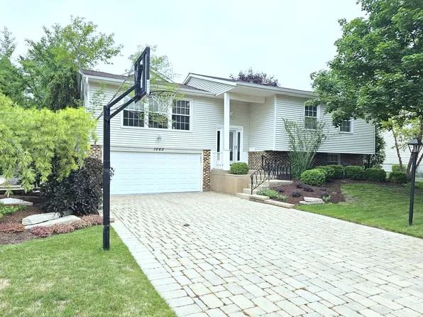 1060 Millbrook Dr, Lake Zurich, IL 60047