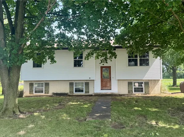 2656 E Empire Dr, Altamont, IL 62411