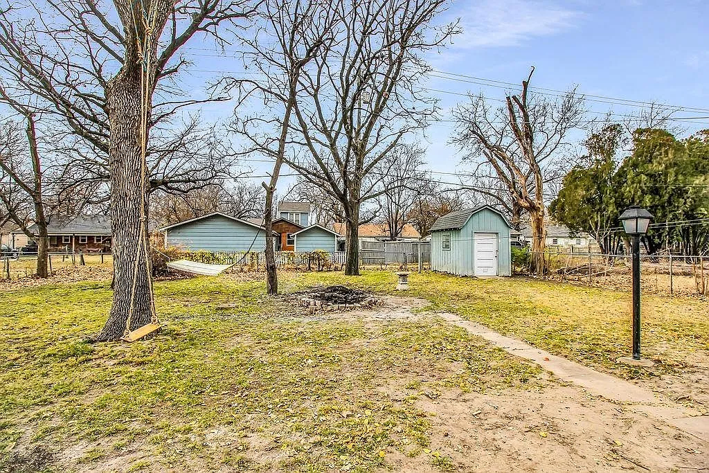 335 N Gordon Ave — Photo 3