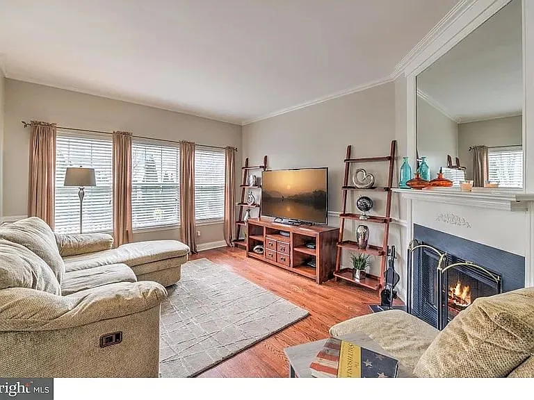 3 bed, 3.0 bath, 1646 sqft, $3,500 — Photo 2