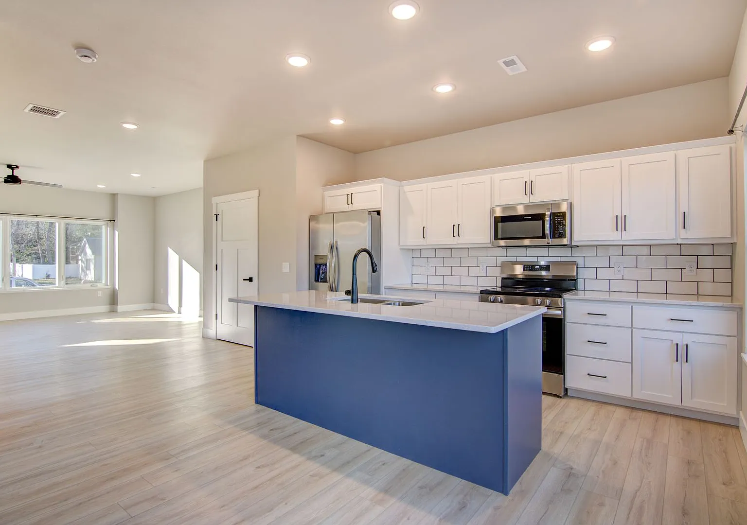 Brand New Luxury Townhomes: 3BR, 2.5Bath Altoona WI — Photo 4