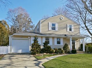 188 Peachtree Ln, Roslyn Heights, NY 11577