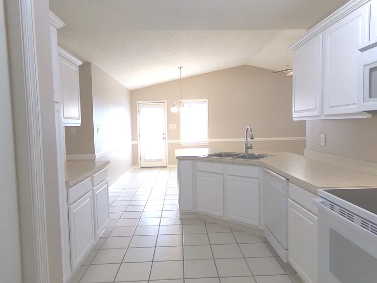 409 Nordhoff St — Photo 5