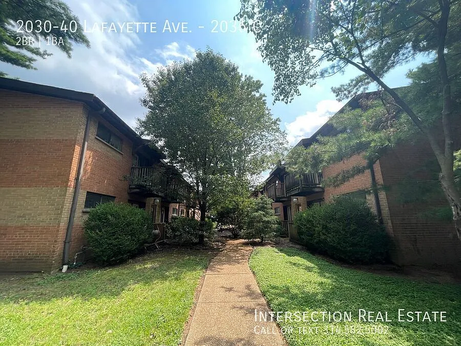 Two Bed/1Bath Apt Directly Across the Street from Lafayette Park! — Photo 1