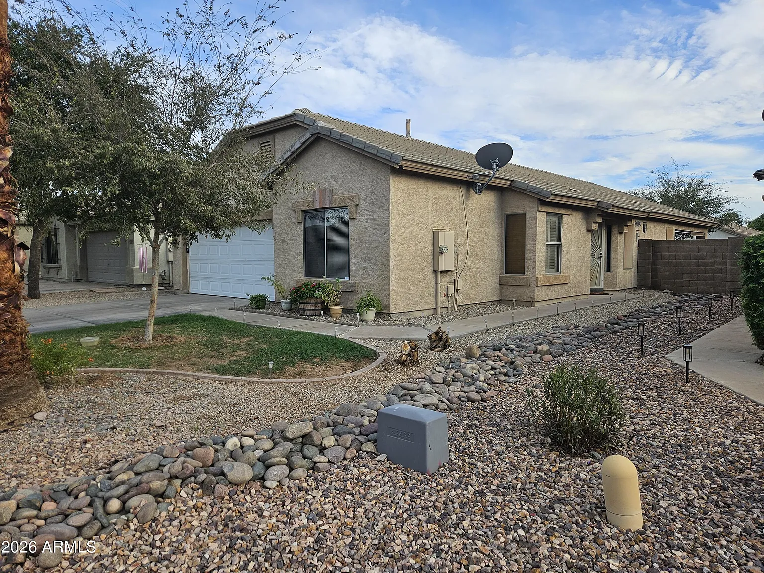 3 bed, 2.0 bath, 1679 sqft, $2,380 — Photo 2