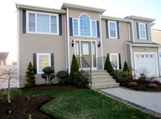 57 Abington Ln, Fall River, MA 02721