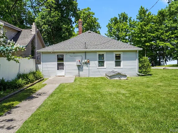 3931 S Shore Dr, Lapeer, MI 48446