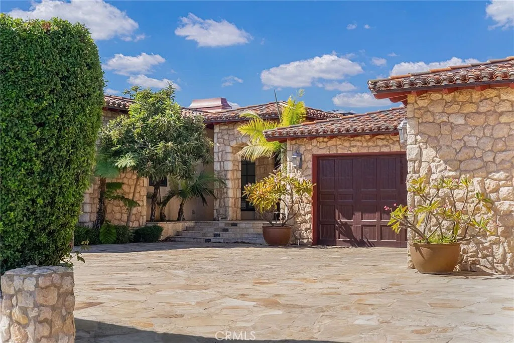6 bed, 5.5 bath, 7200 sqft, $29,995 — Photo 1