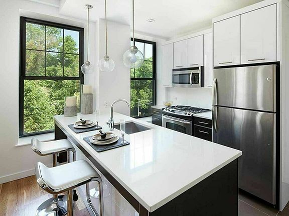 4th image of 123 Parkside Ave #5B