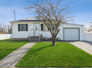 131 Inlet Dr, Lindenhurst, NY 11757