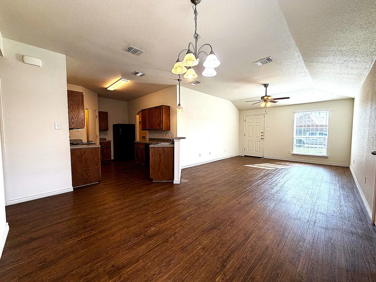3 bed, 1135 sqft, $1,145 — Photo 3