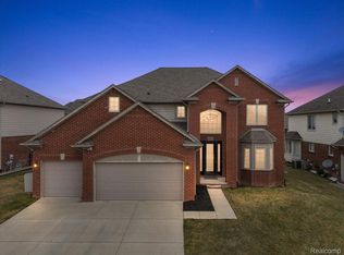 19371 Hudson River Dr, Macomb, MI 48044