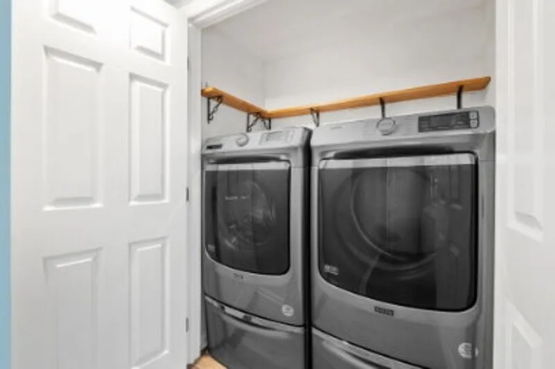 3 bed, 2.0 bath, 1320 sqft, $2,400 — Photo 1