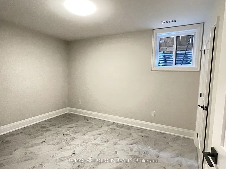 165 Manning Ave #BASEMENT — Photo 9