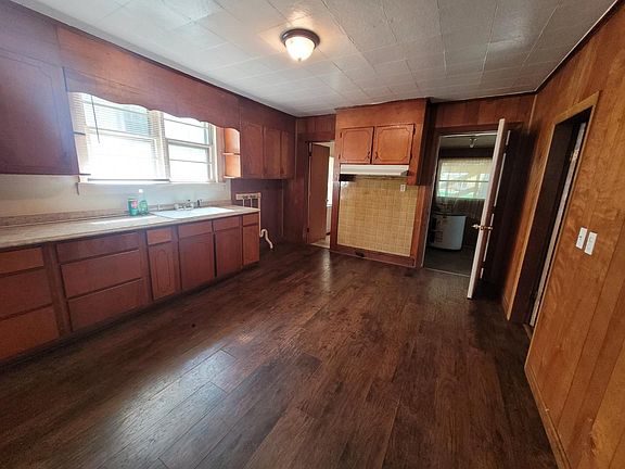 3rd image of 635 W 2nd St