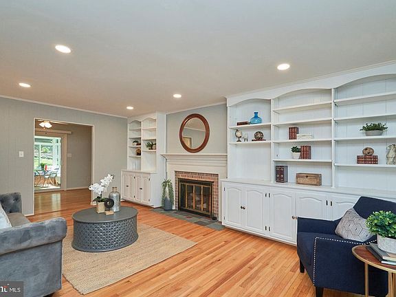 2nd image of 109 Saratoga Waye NE