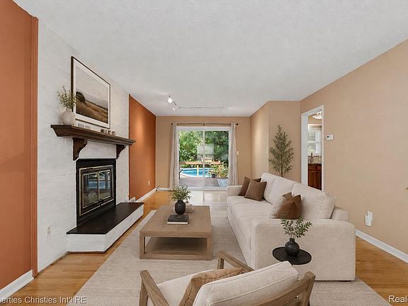 4th image of 3560 Beach Rd