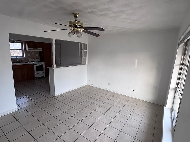 2137 Diane Dr — Photo 2