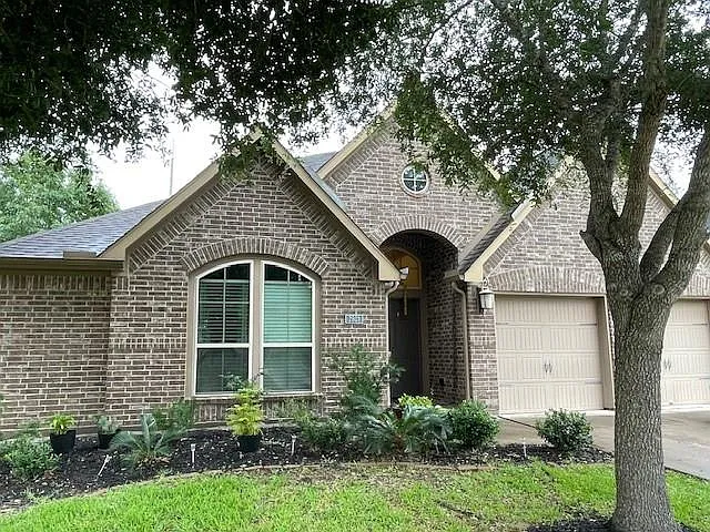4 bed, 3.0 bath, 2454 sqft, $2,800 — Photo 2