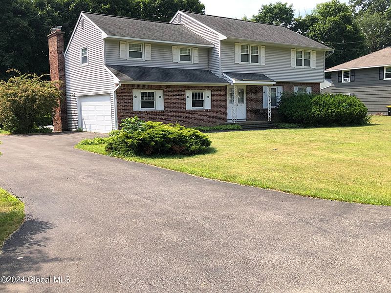 2nd image of 28 Country Fair Ln