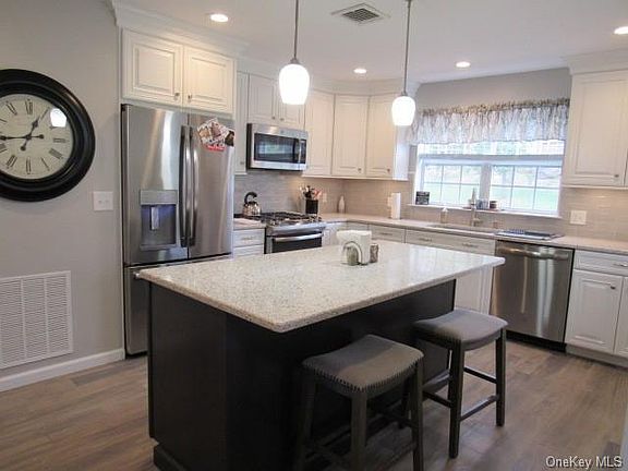 5th image of 619 Crab Apple Ln