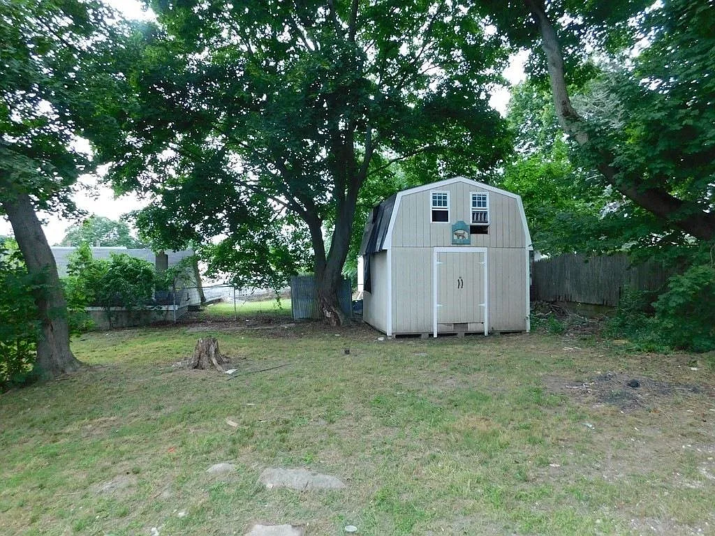 951 Rodman St — Photo 3