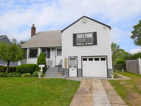 274 Park Lane, Massapequa Park, NY 11762