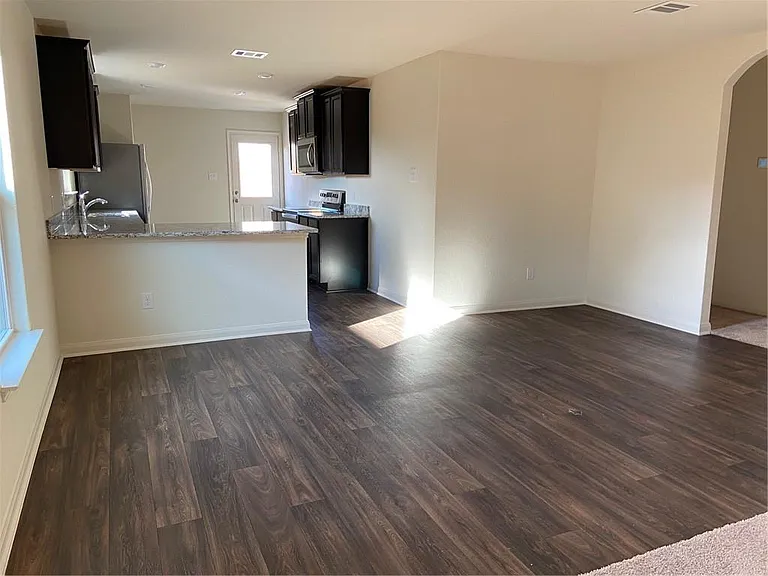 401 Hyacinth Way — Photo 6