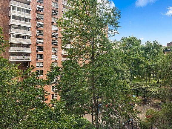 4th image of 90 La Salle St APT 5C