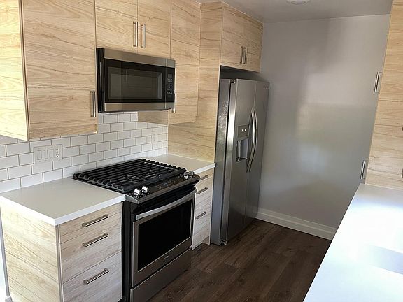 2nd image of 13435 Burbank Blvd APT 6