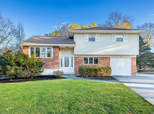 10 Cornell Dr S, Commack, NY 11725