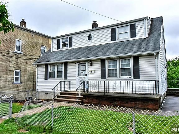 4th image of 391 Macarthur Ave
