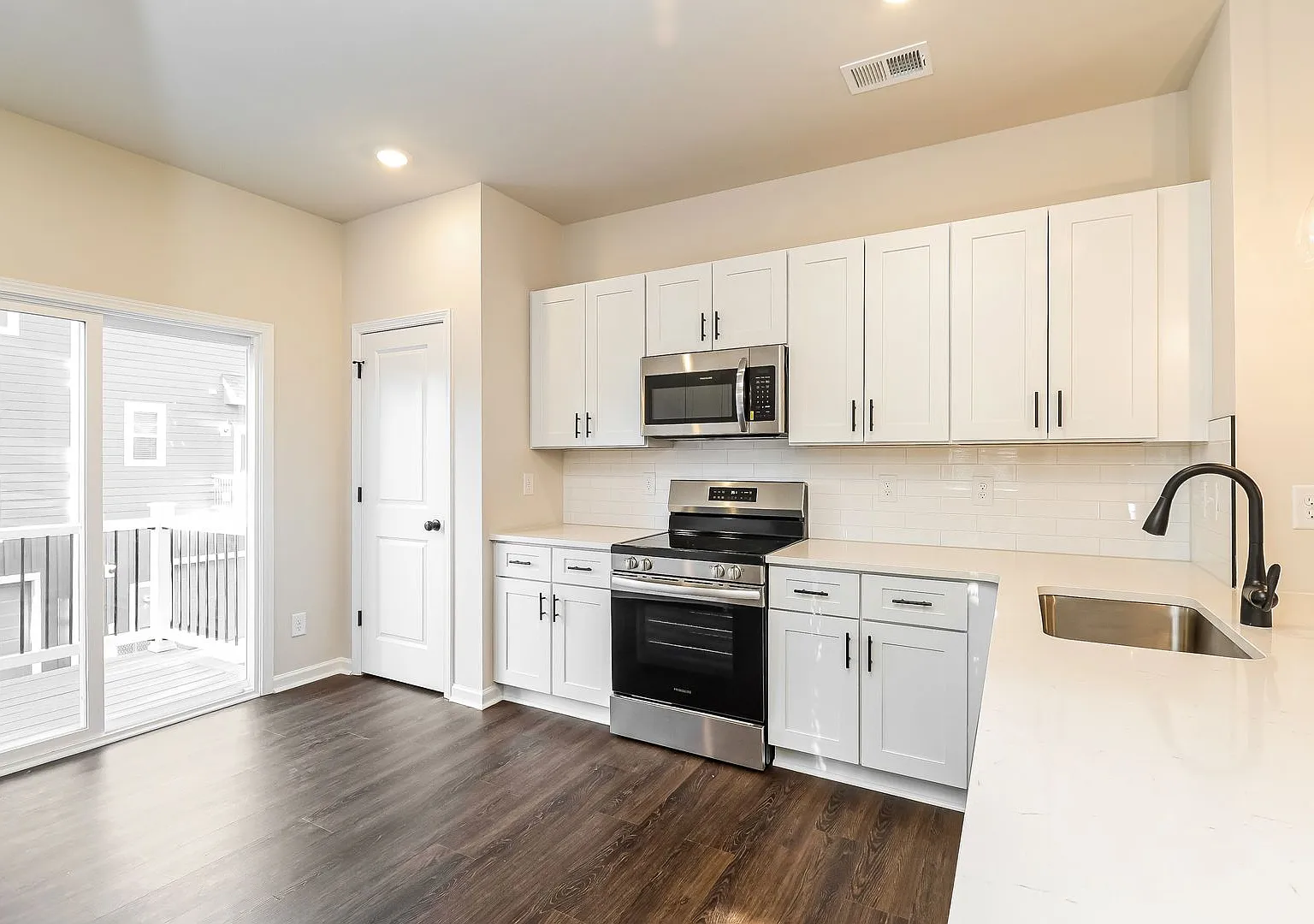 Beautiful 3BR 3.5BA Townhome w/ Full Appliance Kitchen Garage Parking in University — Photo 4