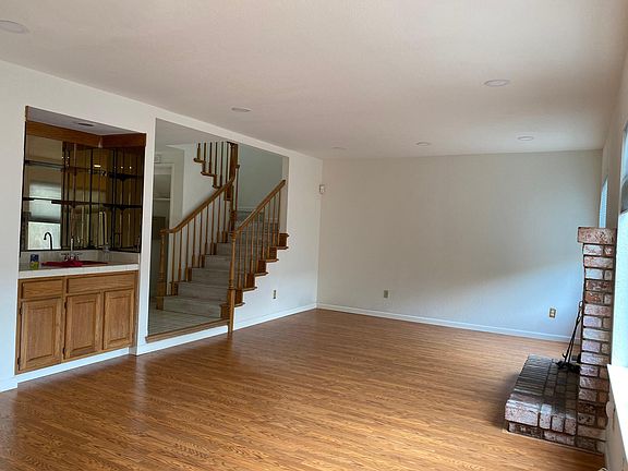 2nd image of 584 W Sunnyoaks Ave