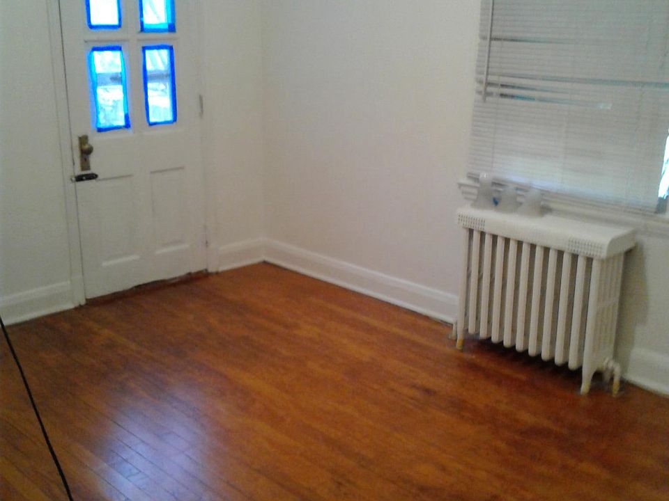 one small din which leads to balcony