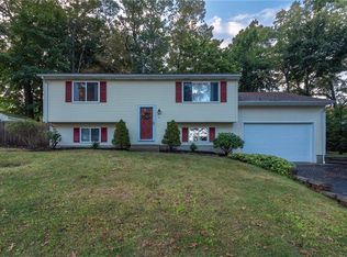 8 Jennifer Ln, Coventry, RI 02816