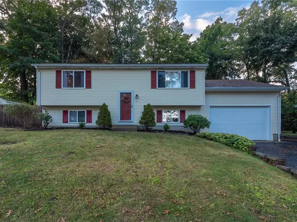 8 Jennifer Ln, Coventry, RI 02816