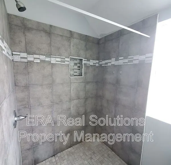 1094 Oakwood Ave — Photo 7
