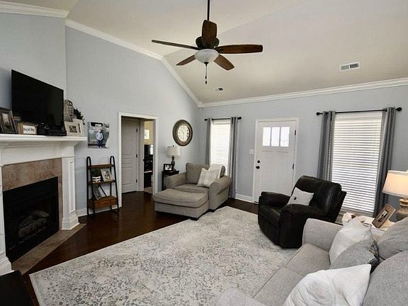 3rd image of 408 Pembrooke Cir SE