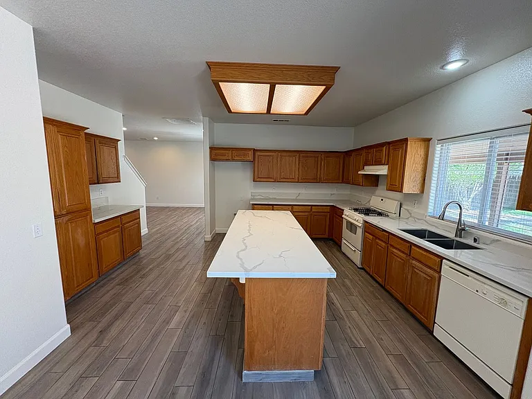 722 W James Ct — Photo 31