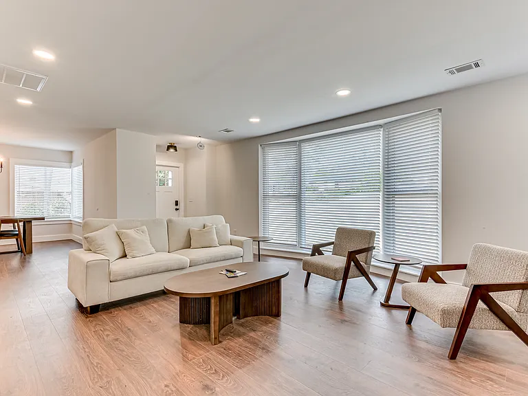 1813 Courtney Dr — Photo 6