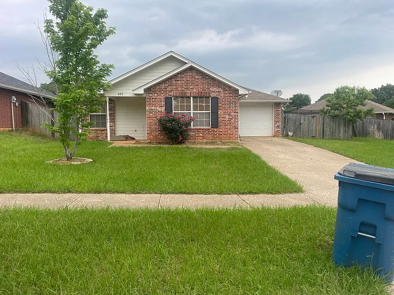 455 Redbud Cir — Photo 1
