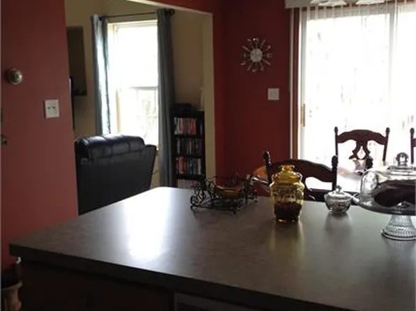210 Geraldine Ct, Somonauk, IL 60552
