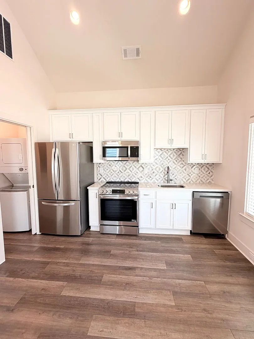 1Bed/1Bath Available in The Cottage District! — Photo 4