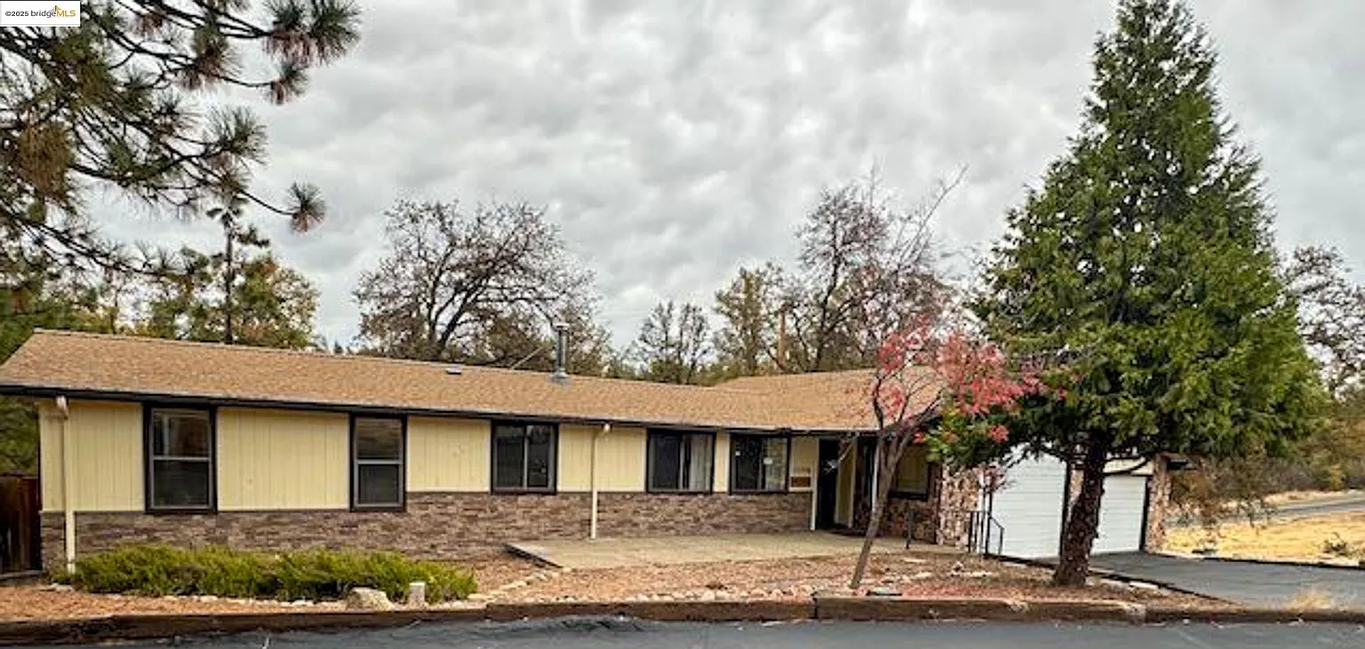 22759 Rolling Woods Dr photo 1