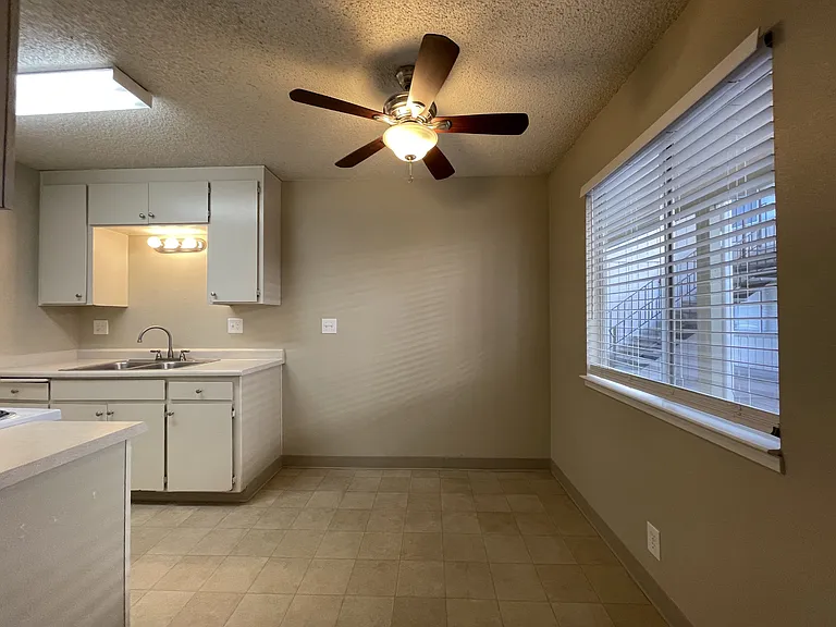 623 W 6th Ave #5 — Photo 5