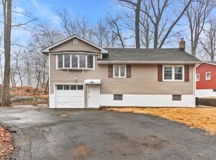 5 Seton Trl, Hopatcong, NJ 07843