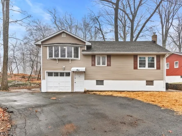5 Seton Trl, Hopatcong Boro, NJ 07843