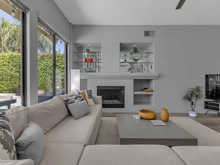 93 Kavenish Dr — Photo 3