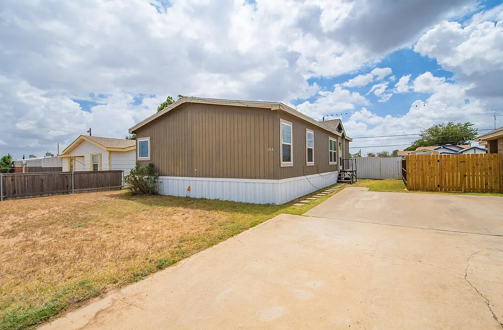 3 bed, 2.0 bath, 1526 sqft, $1,700 — Photo 2
